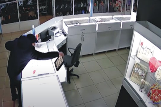 Кража колец на 220000 рублей в одном из торговых центров Анжеро-Судженска попала на камеру Кража колец на 220000 рублей в одном из торговых центров Анжеро-Судженска попала на камеру